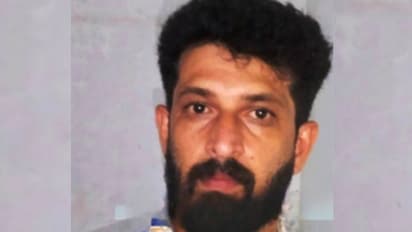 കോഴിക്കോട് വനിതാസുഹൃത്തിൻ്റെ വീട്ടിലെത്തിയ കണ്ണൂ‍ർ സ്വദേശിയെ 20 അംഗ സംഘം ക്രൂരമായി ആക്രമിച്ചു; അയൽവാസി പിടിയിൽ