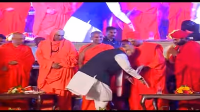 ಮೊದಲ ಬಾರಿಗೆ ಶ್ರೀಗಳ ಕಾಲು ಮುಟ್ಟಿ ನಮಸ್ಕರಿಸಿದ ಅಮಿತ್ ಶಾ: ಬಹುಮತ ಕೊಡುವಂತೆ ಮನವಿ