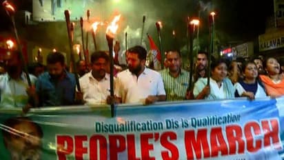 രാത്രിയും പ്രതിഷേധം; കൽപ്പറ്റയിൽ യൂത്ത് കോൺഗ്രസ് നൈറ്റ് മാർച്ച്, ആയിരത്തിലേറെ പ്രവർത്തകർ തെരുവിൽ