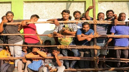 சென்னையில் பரபரப்பாக தொடங்கிய டிக்கெட் விற்பனை: நீண்ட வரிசையில் காத்திருந்த டிக்கெட் வாங்கிய ரசிகர்கள்!