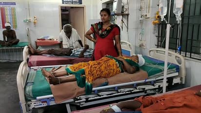 சுற்றுலா வேன் மோதி அப்பளம் போல் நொறுங்கிய கார்; ஒருவர் பலி, 14 பேர் காயம்