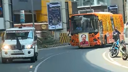 ഇരിങ്ങാലക്കുടയിലേക്ക് ഇന്നച്ചന് അവസാന യാത്ര: വിലാപയാത്ര കൊച്ചിയിൽ നിന്നും പുറപ്പെട്ടു