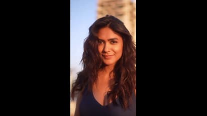 బ్లూ డ్రెస్ లో మెరుపులు మెరిపిస్తున్న మృణాల్ ఠాకూర్.. ఆ అందాలపైనే కుర్రాళ్ల చూపు 