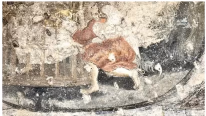 അടുക്കള പുതുക്കിപ്പണിയുന്നതിനിടെ വെളിപ്പെട്ടത് 400 വര്‍ഷം പഴക്കമുള്ള ചിത്രങ്ങള്‍ !