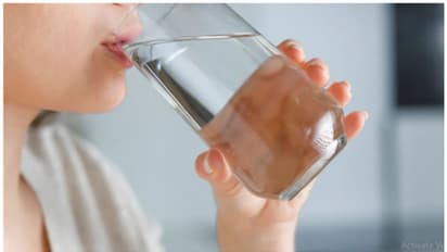 വെള്ളം കുടിക്കുന്നത് വേഗത്തിൽ ശരീരഭാരം കുറയ്ക്കാൻ സഹായിക്കുമോ?