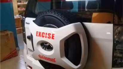 മദ്യം പിടിച്ച കേസ് ഒതുക്കാൻ കൈക്കൂലി വാങ്ങി, തൊണ്ടിമുതൽ പങ്കുവച്ചു; മൂന്ന് എക്സൈസ് ഉദ്യോഗസ്ഥർക്ക് സസ്പെൻഷൻ