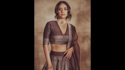 லோ நெக் ஜாக்கெட்டில்... இன்ஸ்டாகிராமை சூடேற்றிய கீர்த்தி சுரேஷ்! தாறுமாறு லுக்கில் செம்ம ஹாட் போஸ்!