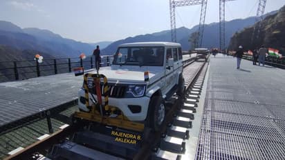 రైలు పట్టాలపై పరుగులు పెట్టిన మహీంద్రా బొలెరో.. సోషల్ మీడియాలో వీడియో హల్ చల్.. అసలు దీని కథ ఏంటంటే ?