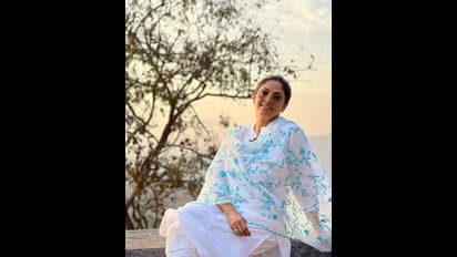 உங்களுக்கு மட்டும் வயசே ஆகாதா..? சூரிய ஒளியில்... மேக்கப் போடாமல்  மிளிரும் பேரழகில் நதியா லேட்டஸ்ட் போட்டோஸ்!