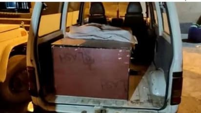 പരിശോധനക്കിടെ ആംബുലൻസിനകത്തെ ശവപ്പെട്ടിക്ക് അസാധാരണ വലിപ്പം, ഉദ്യോഗസ്ഥര് തുറന്നപ്പോൾ അമ്പരിപ്പിക്കുന്ന കാഴ്ച