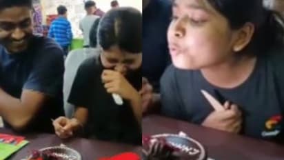 ഫ്ളാഷ് ലൈറ്റുകള് 'ഊതിക്കെടുത്തി' പിറന്നാള് ആഘോഷിച്ചിട്ടുണ്ടോ? ഇത് ഒരു കോടി ആളുകള് കണ്ട വീഡിയോ...