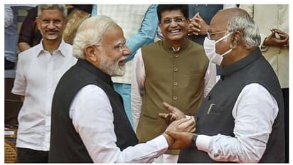 'സ്വയം അഴിമതി വിരുദ്ധനെന്ന് വിളിക്കുന്നത് മോദി നിർത്തണം'; മോദിയോട് മൂന്നു ചോദ്യങ്ങൾ ആവർത്തിച്ച് ഖാർ​ഗെ