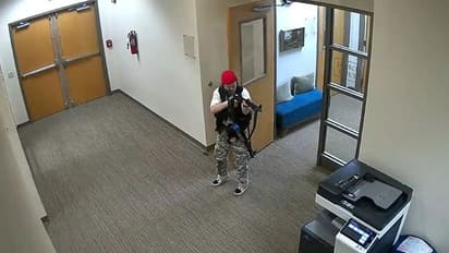  'ഇന്ന് മരിക്കാന്‍ പോവുകയാണ്'; കൈവശം 7 ആയുധങ്ങൾ, കൃത്യമായ പരിശീലനം; പൂര്‍വ വിദ്യാര്‍ത്ഥിയുടെ ക്രൂരതയിൽ ഞെട്ടൽ