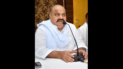 ഒരു വെടിയുണ്ട തലയില് എട്ടെണ്ണം നെഞ്ചിലും ശരീരത്തിന്റെ പുറത്തും; അതീഖ് അഹമ്മദിന് വെടിയേറ്റത് 9 തവണ