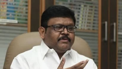 அதிமுக வளர்ச்சிக்கு இவர் தடையாக இருக்கிறார்... முன்னாள் அமைச்சர் வைகைச் செல்வன் சாடல்!!