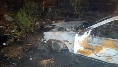 ಬೆಂಗಳೂರು: ರಸ್ತೆ ಬದಿ ನಿಂತಿದ್ದ ಕಾರಿಗೆ ಆಕಸ್ಮಿಕ ಬೆಂಕಿ, ನಿರ್ಗತಿಕ ವ್ಯಕ್ತಿ ಸಜೀವ ದಹನ