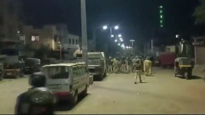 ರಾಮನವಮಿಗೂ ಮೊದಲು ಗುಂಪು ಘರ್ಷಣೆ: ಪೊಲೀಸ್ ಕಾರಿಗೆ ಬೆಂಕಿ, 5 ವಾಹನಗಳು ಜಖಂ