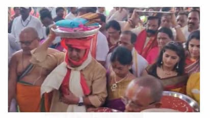  భద్రాచలంలో   వైభవంగా  సీతారాముల కళ్యాణం: పట్టు వస్త్రాలు సమర్పించిన  ఇంద్రకరణ్ రెడ్డి 