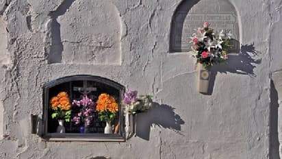 ശവക്കല്ലറയിൽ നിന്നും സ്ത്രീയുടെ നിലവിളി, ഞെട്ടി കുഴി കുഴിക്കാനെത്തിയവർ, പിന്നാലെ പൊലീസെത്തി, കണ്ട കാഴ്ച