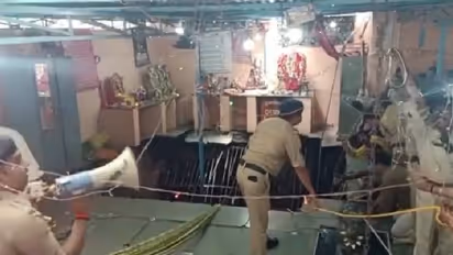 ತಡೆಗೋಡೆ ಕುಸಿದು ಬಾವಿಗೆ ಬಿದ್ದ 25ಕ್ಕೂ ಹೆಚ್ಚು ಜನ: ರಾಮನವಮಿ ಆಚರಣೆ ವೇಳೆ ಘಟನೆ