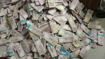 കാസർകോട് ആൾപാർപ്പില്ലാത്ത വീട്ടിൽ നിന്ന് നിരോധിത നോട്ട് ശേഖരം പിടികൂടി