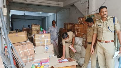 പലരുടെ പേരിലായി ശിവകാശിയില് നിന്ന് പടക്കം വാങ്ങി; പാർസൽ ഓഫീസിൽ സൂക്ഷിച്ചത് വന് പടക്ക ശേഖരം