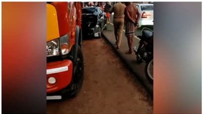 വിമാനത്താവളത്തിൽ നിന്ന് മടങ്ങിയ സംഘത്തിന്റെ കാർ ലോറിക്ക് പിന്നിലിടിച്ചു; ഒരാൾ മരിച്ചു, രണ്ട് പേർക്ക് പരിക്ക്