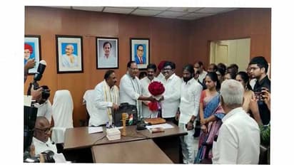  ముగ్గురు  బీఆర్ఎస్ ఎమ్మెల్సీలు: ప్రమాణం  చేయించిన  గుత్తా సుఖేందర్  రెడ్డి 