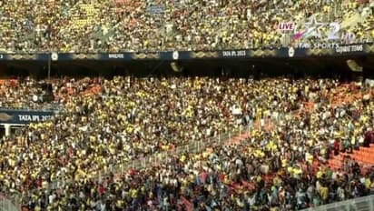 ഗുജറാത്തിന്റെ ഹോം ഗ്രൗണ്ടായ അഹമ്മദാബാദ് മഞ്ഞമയം; പവര് കാട്ടി 'തല' ഫാന്സ്- ചിത്രങ്ങള്