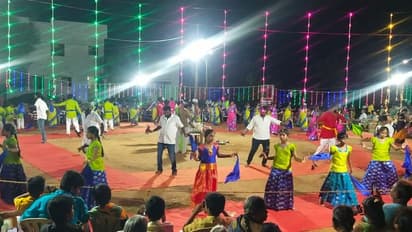 கோவில் திருவிழாவில் ஒயிலாட்ட அரங்கேற்ற விழா... சிறுமிகள் முதல் வயதானோர் வரை ஆடி அசத்தல்!!
