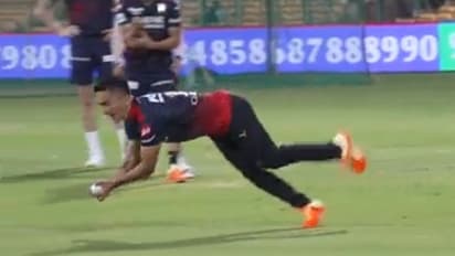  സുനില്‍ ഛേത്രി ആര്‍സിബി ക്യാംപില്‍, പറക്കും ഫീല്‍ഡിംഗുമായി ഞെട്ടിച്ച് ഇന്ത്യന്‍ നായകന്‍-വിഡിയോ