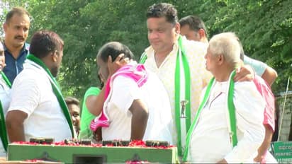 ಬೆಂಗಳೂರಿನ ನಡುರಸ್ತೆಯಲ್ಲೇ ಮಹಿಳೆಯಿಂದ ಕುಮಾರಣ್ಣನಿಗೆ ಕಿಸ್..!