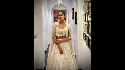 முத்து மணியால் செய்த... அழகிய வெள்ளை நிற லெஹங்காவில் அசரவைக்கும் ஜான்வி கபூர்! லேட்டஸ்ட் போட்டோஸ்!