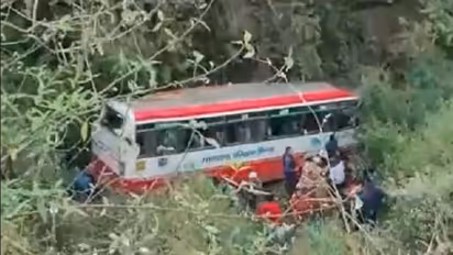 ಕಂದಕಕ್ಕೆ ಉರುಳಿದ  ಬಸ್: ಇಬ್ಬರು ಬಾಲಕಿಯರು ಸಾವು, 20ಕ್ಕೂ ಹೆಚ್ಚು ಜನರಿಗೆ ಗಾಯ