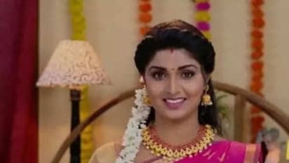 சன் டிவி முக்கிய தொடரில் ரீ-என்ட்ரி கொடுத்த நடிகை ஷாமிலி! குழந்தை பிறந்தபின் இவ்வளவு குண்டா ஆகிட்டாங்களே..!