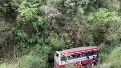 లోయ‌లో ప‌డిన బ‌స్సు: 22 మందికి తీవ్ర గాయాలు, కొన‌సాగుతున్న స‌హాయక చ‌ర్య‌లు 