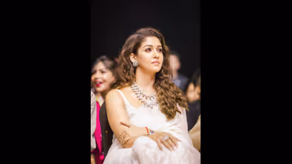 தேவதை வம்சம் நீயோ... வெள்ளை நிற சேலையில் ஏஞ்சல் போல் ஜொலித்த நயன்! அழகில் மயங்கிய ரசிகர்கள்!