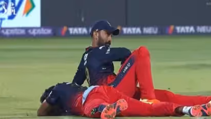 IPL 2023: ரோகித் சர்மாவின் கேட்சை பிடிக்க போய் மோதிக் கொண்ட தினேஷ் கார்த்திக், முகமது சிராஜ்!