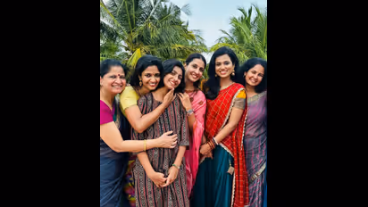 என்ன விசேஷம்? முதல் முறையாக குடும்பத்தினருடன் எடுத்து கொண்ட புகைப்படங்களை பகிர்ந்த ரம்யா பாண்டியன்!