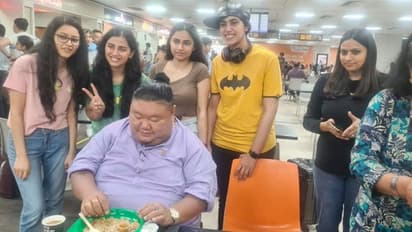 'ഏയ് പെണ്‍കുട്ടികളെ, സത്യമായും ഞാൻ നിങ്ങളെ അവഗണിക്കുന്നതല്ല'; രസകരമായ ഫോട്ടോയുമായി നാഗാലാൻഡ് മന്ത്രി