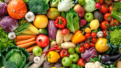 മുടികൊഴിച്ചിൽ കുറയ്ക്കാൻ ഡയറ്റിൽ ഉൾപ്പെടുത്താം 8 ഭക്ഷണങ്ങൾ