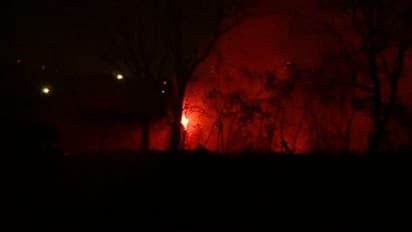 തേവരയിൽ ഒഴിഞ്ഞ പറമ്പിൽ തീപിടിത്തം, അണയ്ക്കാൻ ശ്രമം തുടരുന്നു