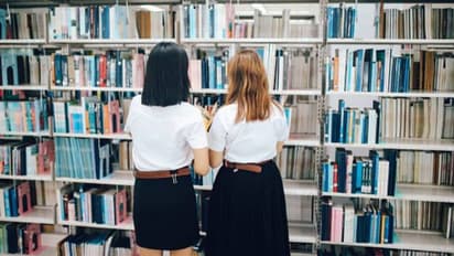 പെൺകുട്ടികൾ ചെറിയ പാവാട ധരിച്ചാൽ ആൺകുട്ടികളുടെ ശ്രദ്ധ മാറും; പരാമർശത്തിനെതിരെ വിദ്യാർത്ഥികളുടെ പ്രതിഷേധം