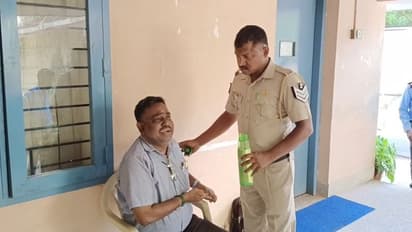 மத்திய பல்கலைக்கழக முதல்வரை கண்டித்து தர்ணா; பேராசிரியரை குண்டுக்கட்டாக தூக்கிய காவல்துறை