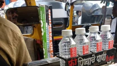 ഓട്ടോയിൽ കയറുന്നവർക്ക് സൗജന്യ വെള്ളവും ബിസ്കറ്റുമായി ഡ്രൈവർ