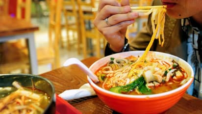 ഭക്ഷണം കഴിക്കുമ്പോള് ഇനി 'നോ' ഫോണ്; തീന്മേശയില് നിന്ന് സ്മാര്ട്ട് ഫോണ് വിലക്കി റെസ്റ്റോറെന്റ്