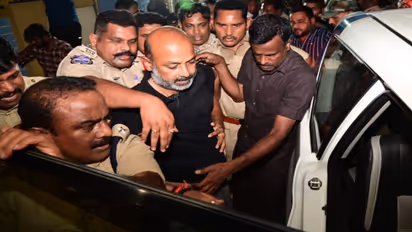 బండి సంజయ్ను చట్ట ప్రకారమే అరెస్టు చేశారా? అధికారులు ఏమంటున్నారు?