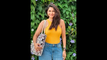 ಮೃನಾಲ್ ಹಾಟ್‌ ಲುಕ್‌; ಸೀರೆ ಬಿಚ್ಚಿಟ್ಟ ಸೀತಾ ಮಹಾಲಕ್ಷ್ಮಿ ಎಂದು ಕಾಲೆಳೆದ ಪಡ್ಡೆ ಹುಡುಗರು