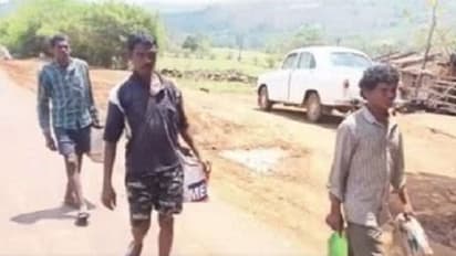 ಹಣವಿಲ್ಲದ್ದಕ್ಕೆ ಬೆಂಗಳೂರಿಂದ ಒಡಿಶಾಗೆ ನಡೆದೇ ಹೋದ ಕಾರ್ಮಿಕರು: 1000 ಕಿ.ಮೀ. ಹೋದವ್ರಿಗೆ ಸ್ಥಳೀಯರ ನೆರವು