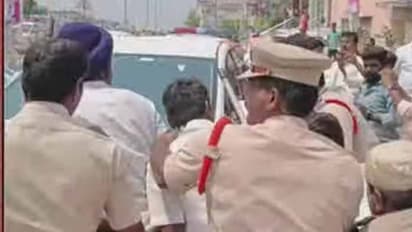 పెంబర్తి వద్ద బండి సంజయ్ ను తరలిస్తున్న కాన్వాయ్ అడ్డగింత: ఉద్రిక్తత